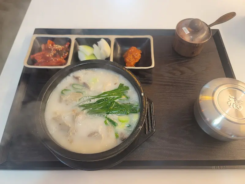 반찬과 함께 차려진 국밥 한 상