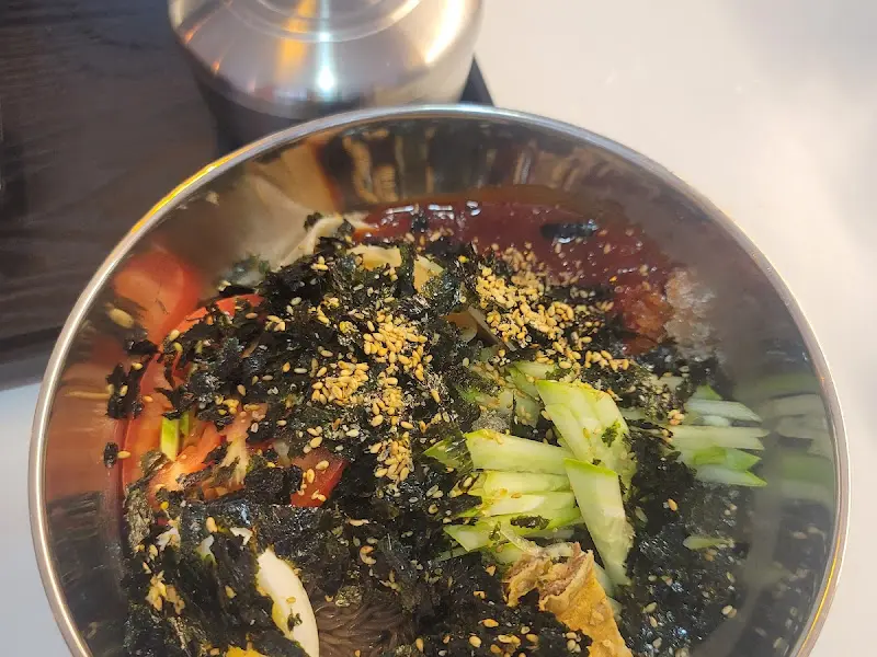 푸짐한 비빔국수의 모습