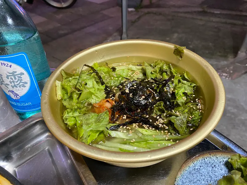 양은 쟁반에 담긴 시원한 물냉면