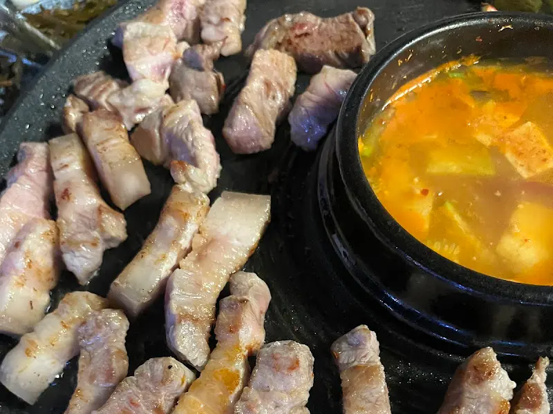 구워진 삼겹살과 된장찌개