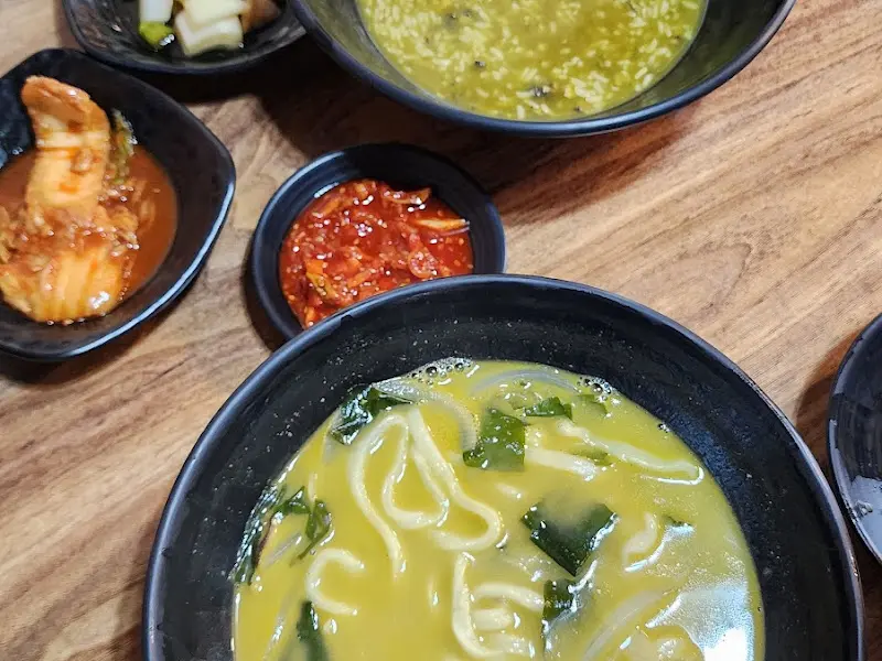 보말 칼국수와 밑반찬의 조화