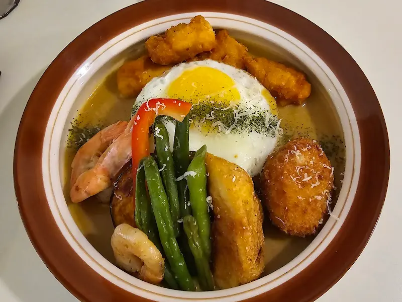 다양한 토핑이 올라간 커리