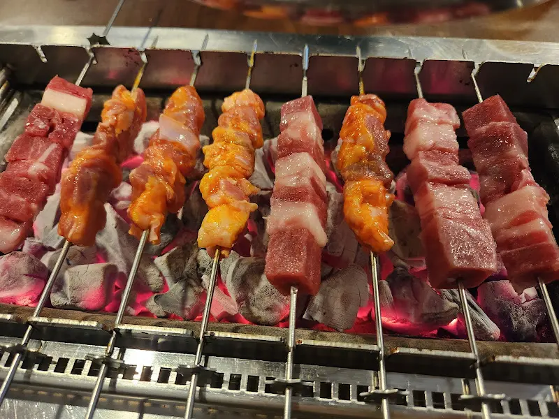 미성양꼬치 숯불 위에서 익어가는 양꼬치와 양갈비꼬치