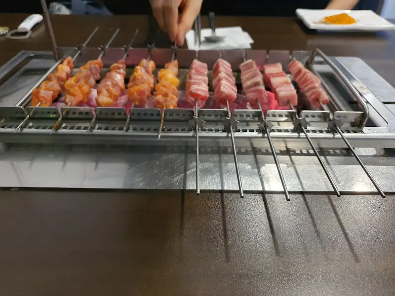 숯불에 구워지는 양꼬치