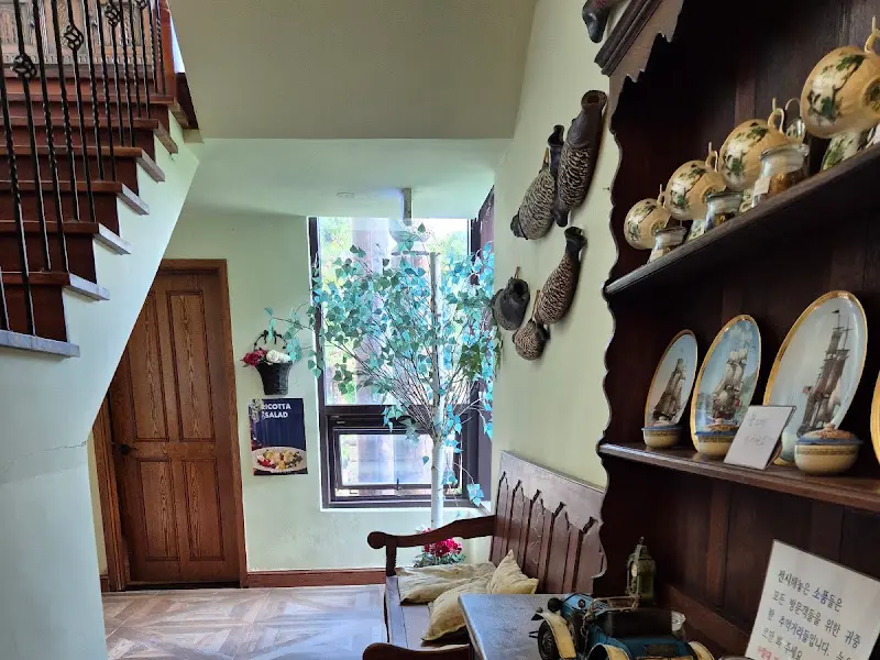 앤티크한 분위기가 돋보이는 영산나루 내부