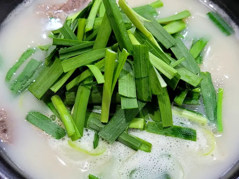 국밥에 부추 투하