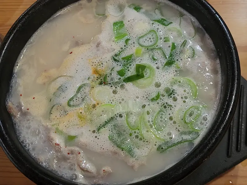 뽀얀 국물 클로즈업