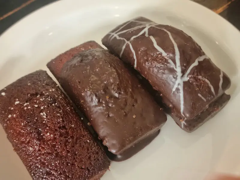 솔티 카라멜 휘낭시에와 솔티 초코 휘낭시에