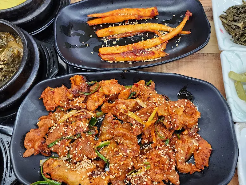 윤기가 자르르 흐르는 제육볶음과 더덕구이