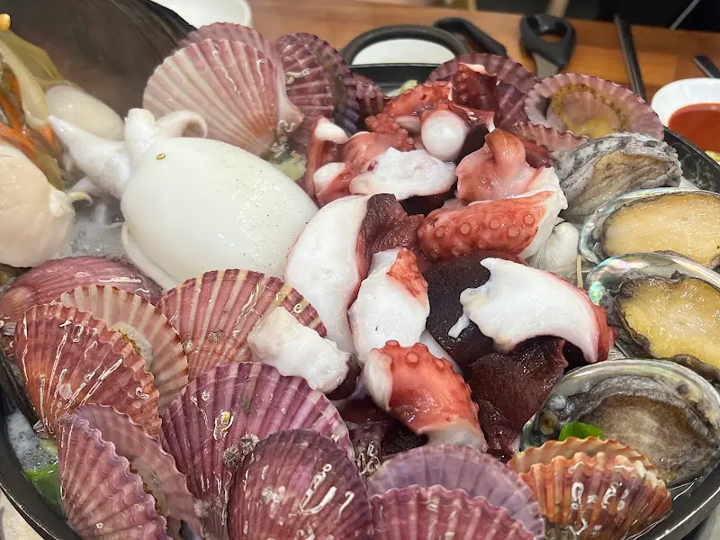 해산물이 푸짐하게 들어간 칼국수