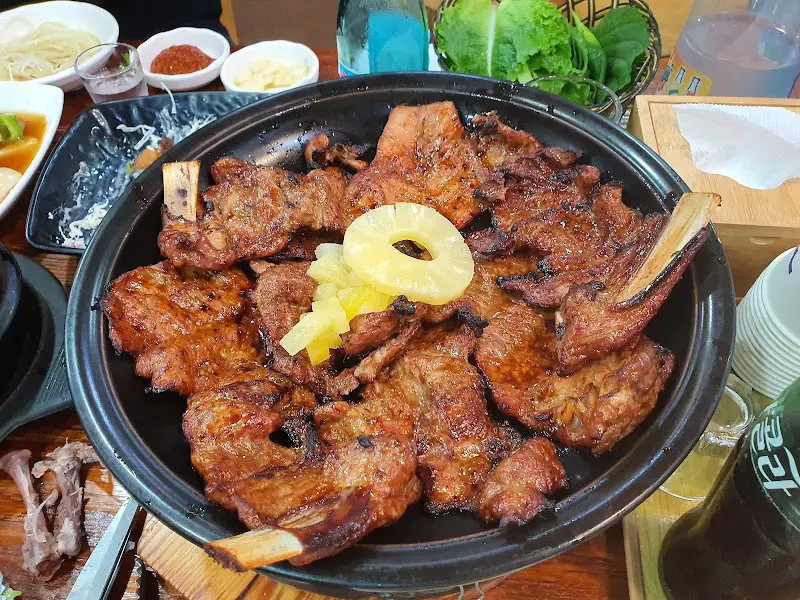 푸짐하게 구워져 나오는 돼지갈비
