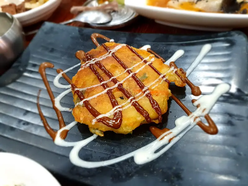 달콤한 소스가 뿌려진 전