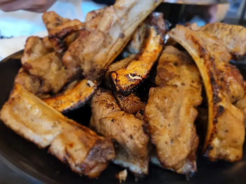 잘 구워진 쪽갈비의 클로즈업 샷