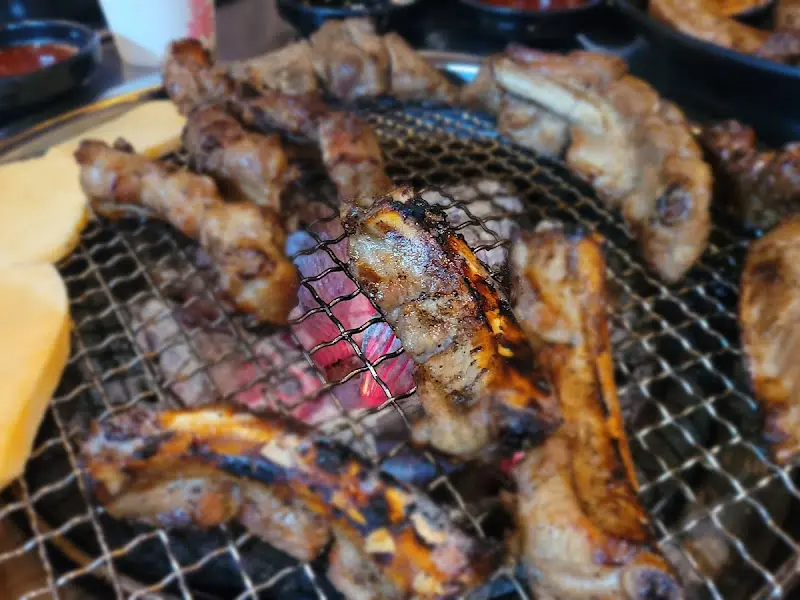 불판 위에서 맛있게 익어가는 쪽갈비