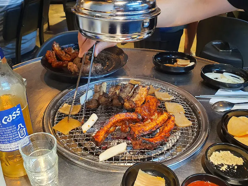 불판에 올려진 쪽갈비