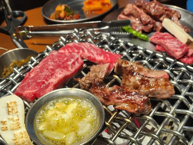 숯불 위에서 맛있게 익어가는 소갈비의 모습