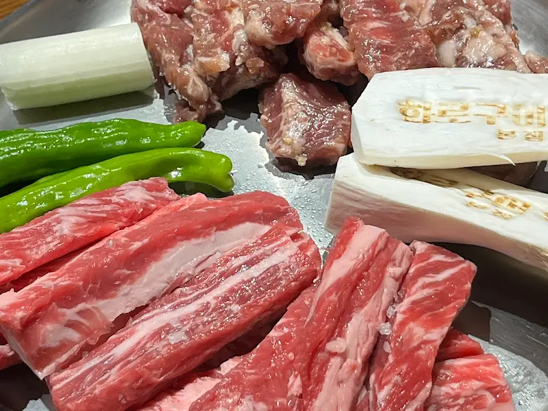 소갈비와 곁들여 먹기 좋은 밑반찬들의 모습