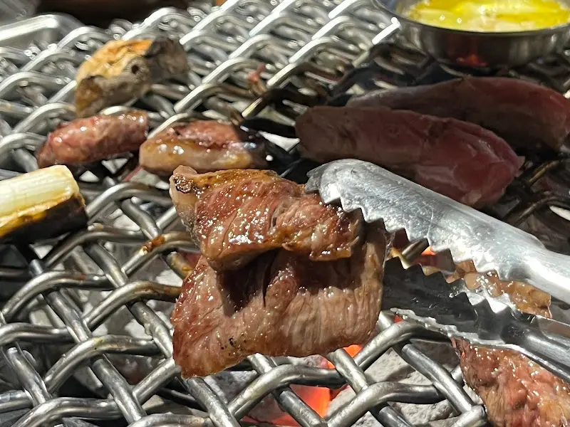 불판 위에서 구워지고 있는 소갈비