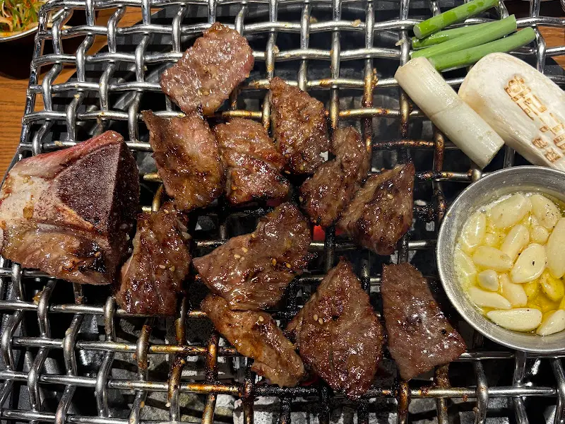 숯불 위에서 구워지는 소갈비