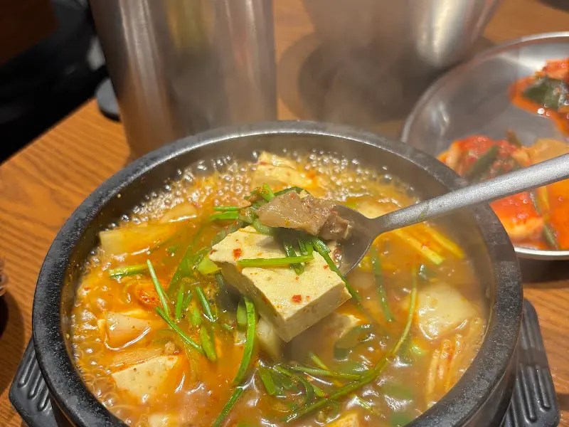 젓가락으로 냉면을 들어올리는 모습