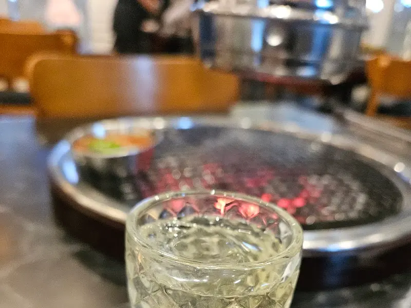 숯불 위에서 구워지는 양갈비