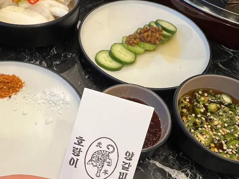 다채로운 곁들임 찬과 소스