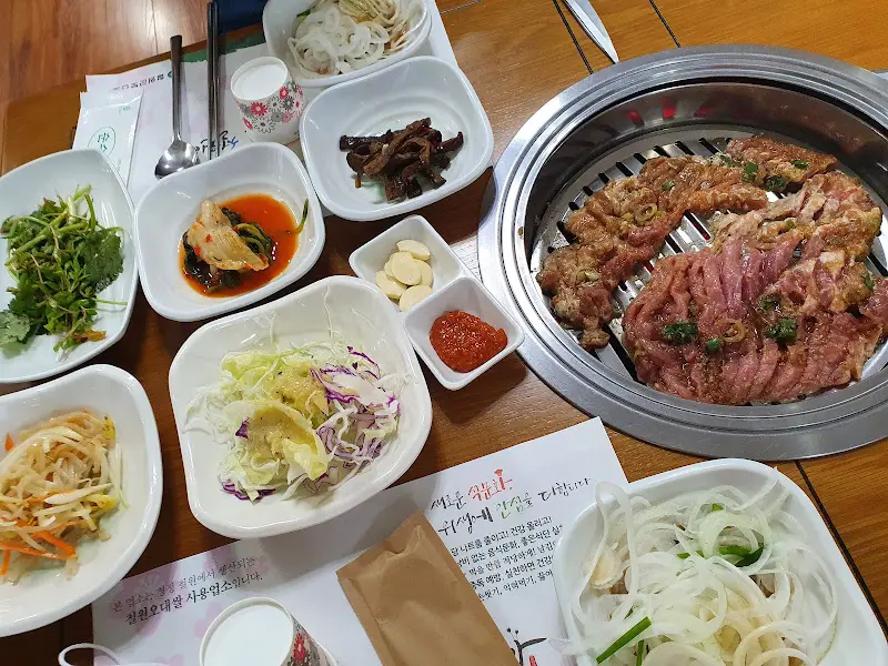 돼지갈비와 다채로운 밑반찬