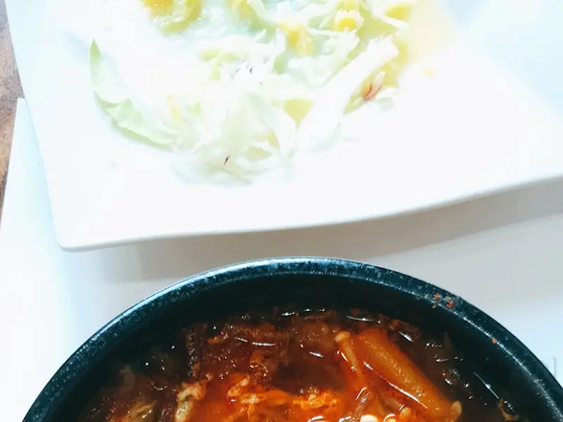 육개장과 샐러드의 조합