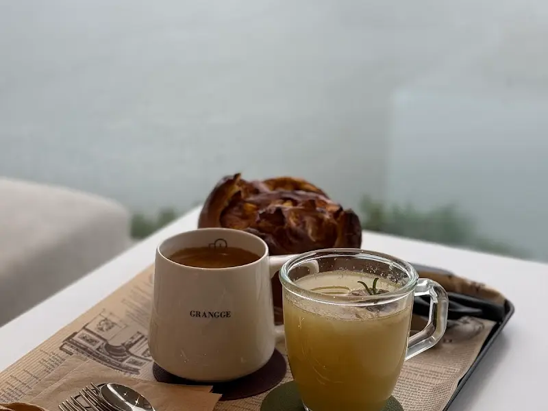 그랑게 카페 생강차와 브리오슈