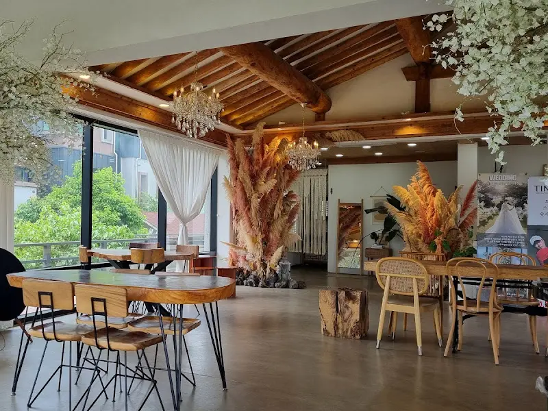 본채 내부, 샹들리에와 넓은 창이 인상적이다