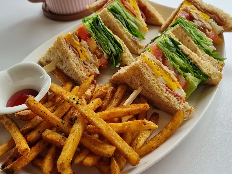 BLT 샌드위치와 감자튀김