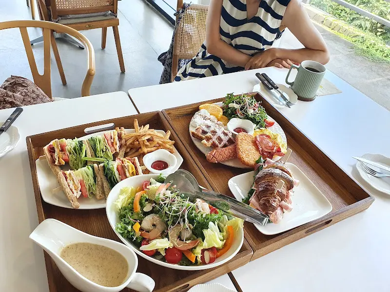 브런치 메뉴와 음료