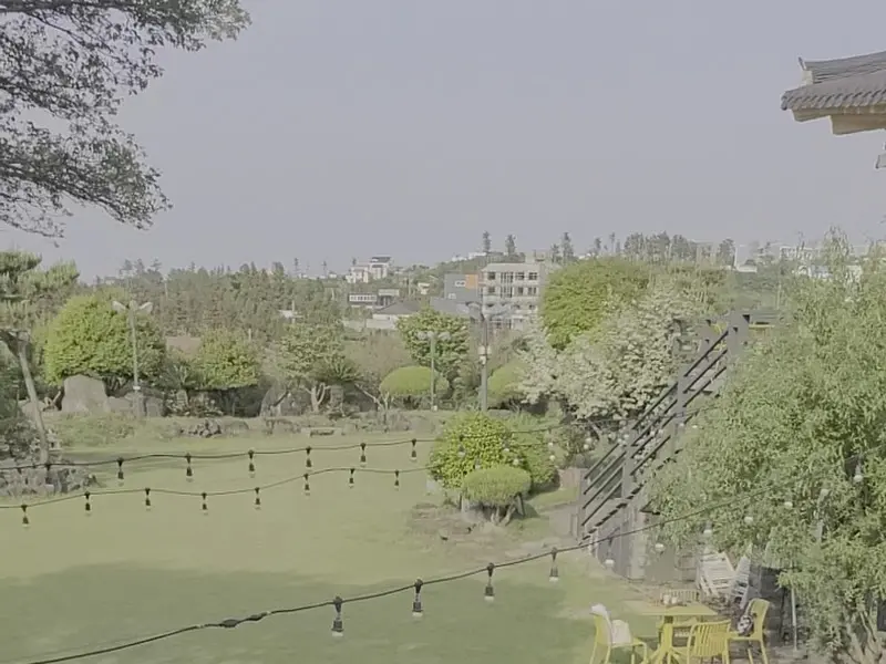 넓은 잔디밭과 멀리 보이는 바다