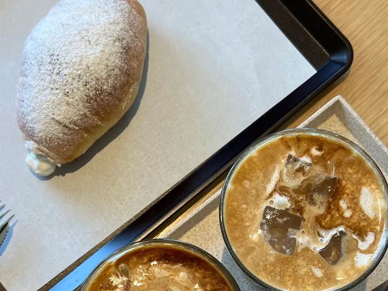 아몬드 크림 라떼와 빵