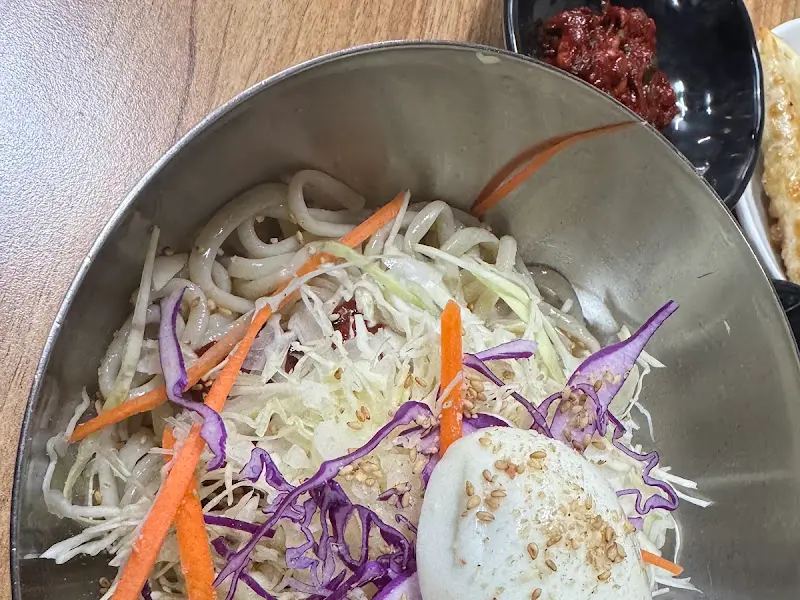 탱글탱글한 면발과 신선한 채소가 가득한 쫄면