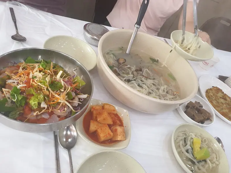 푸짐한 물회와 회덮밥 한 상 차림