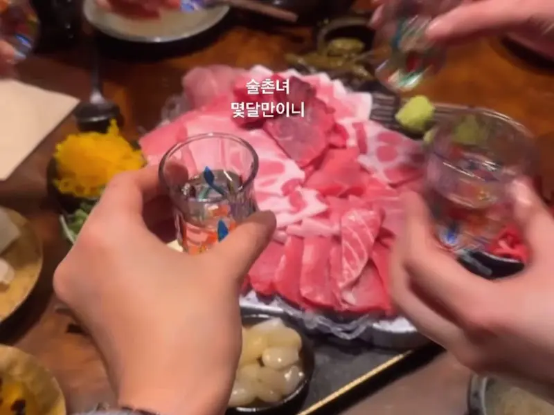 한상 가득 차려진 참치회