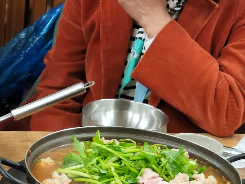 미나리가 듬뿍 올려진 생대구 지리탕