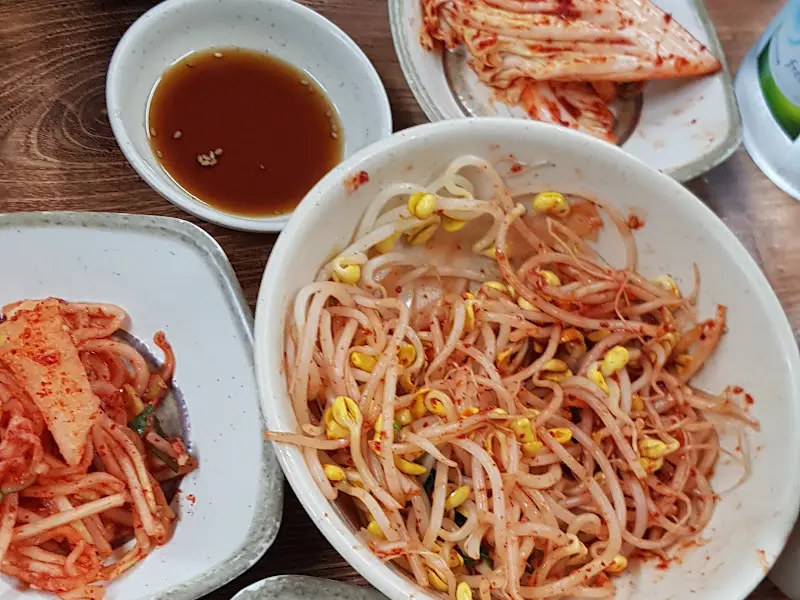 콩나물 무침, 김치 등 밑반찬