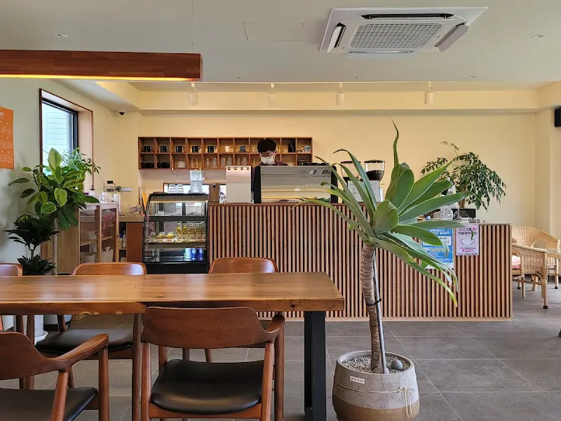 카페 내부 테이블 좌석