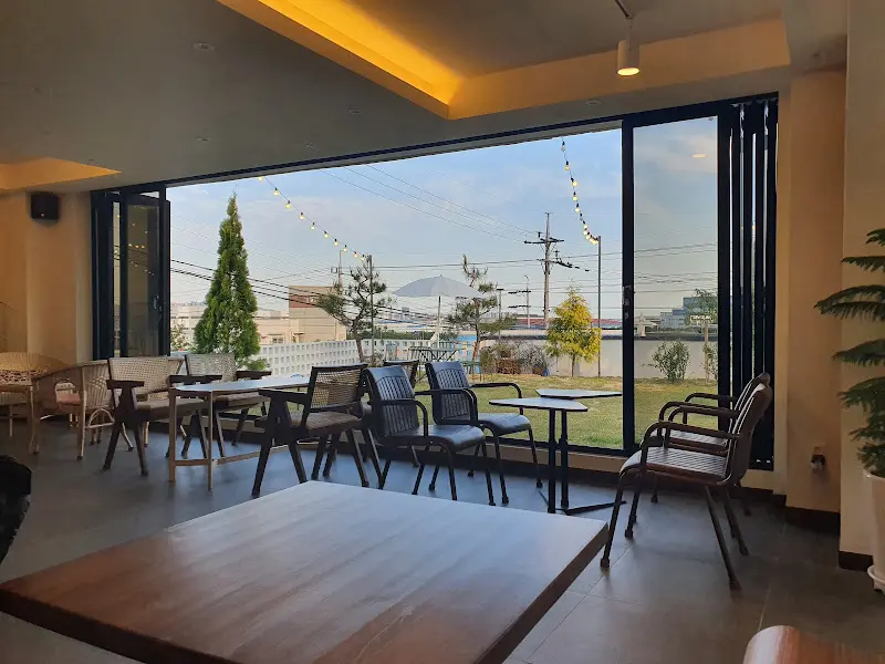 카페 내부 통창으로 보이는 정원