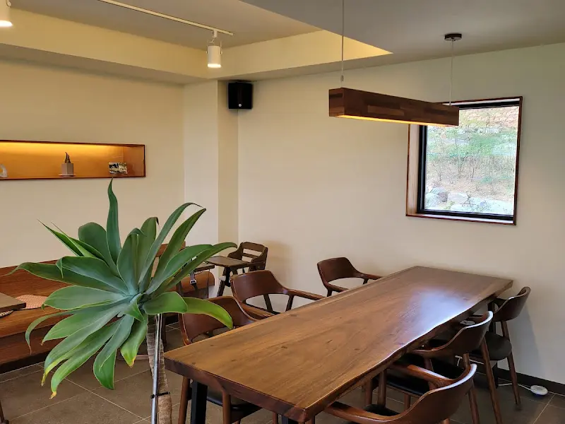 카페 내부 테이블과 의자