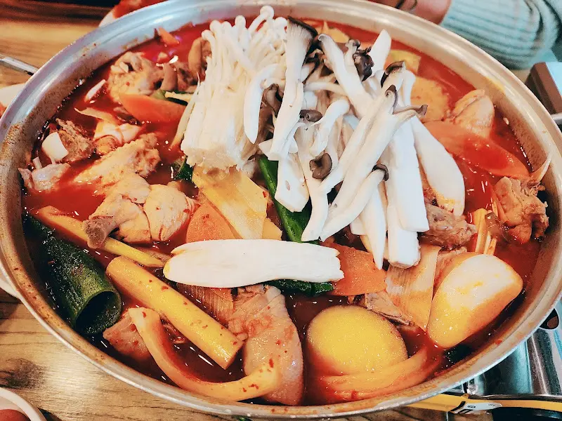 버섯이 듬뿍 들어간 닭도리탕