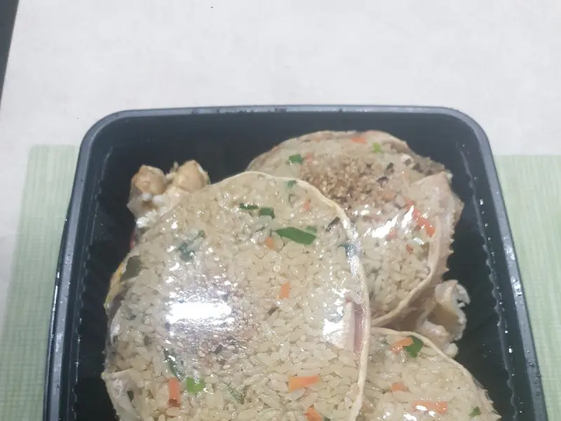 포장되어 있는 게딱지 볶음밥