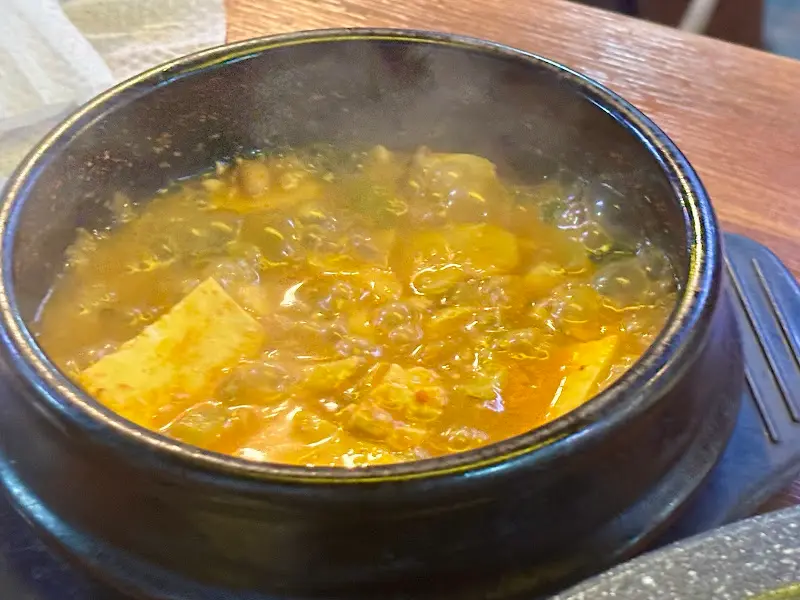 뚝배기에 담겨져 나온 청국장