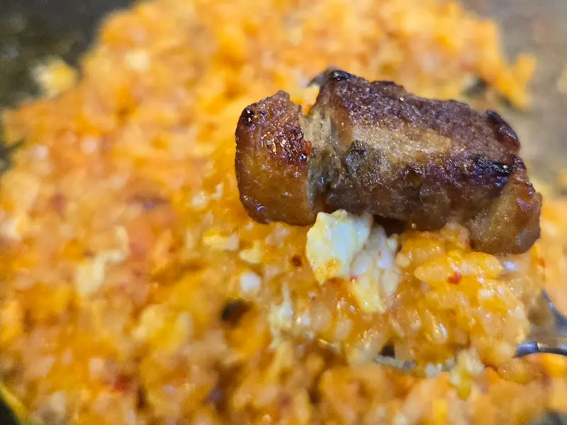 볶음밥 위에 올려진 돼지고기 한 점