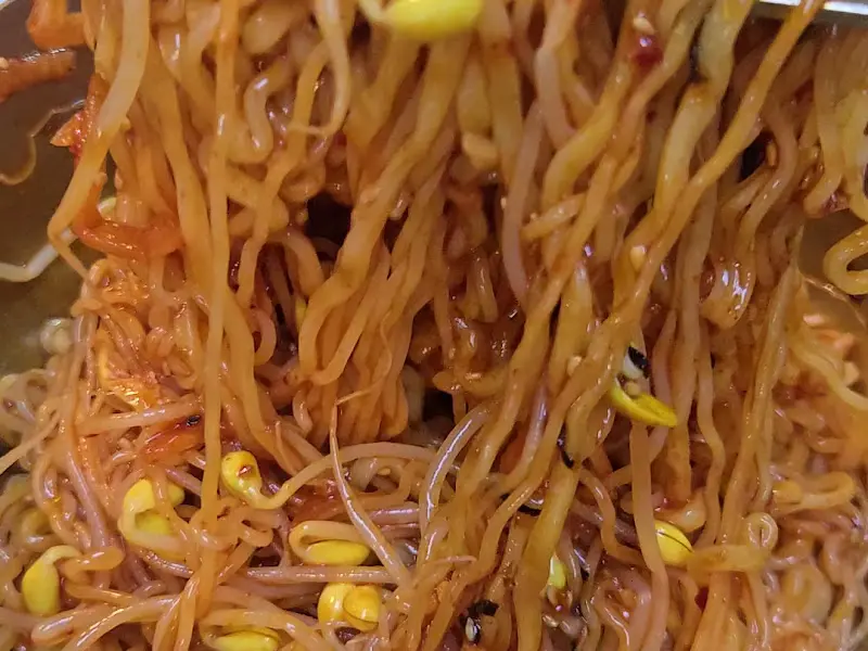 젓가락으로 들어올린 비빔면