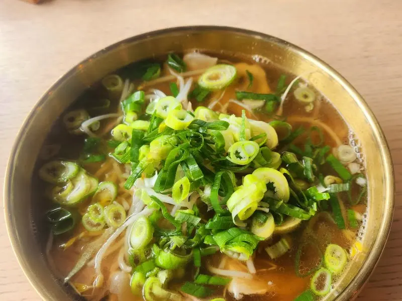 파가 듬뿍 올려진 돼지곰탕