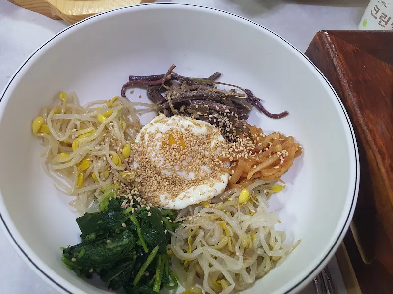 푸짐한 산채나물이 담긴 비빔밥