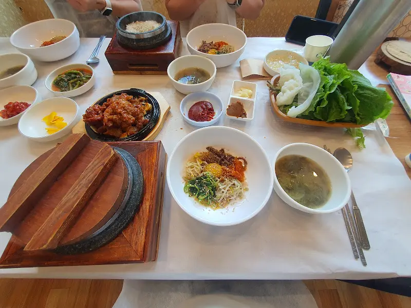 돌판 위에 올려진 제육볶음